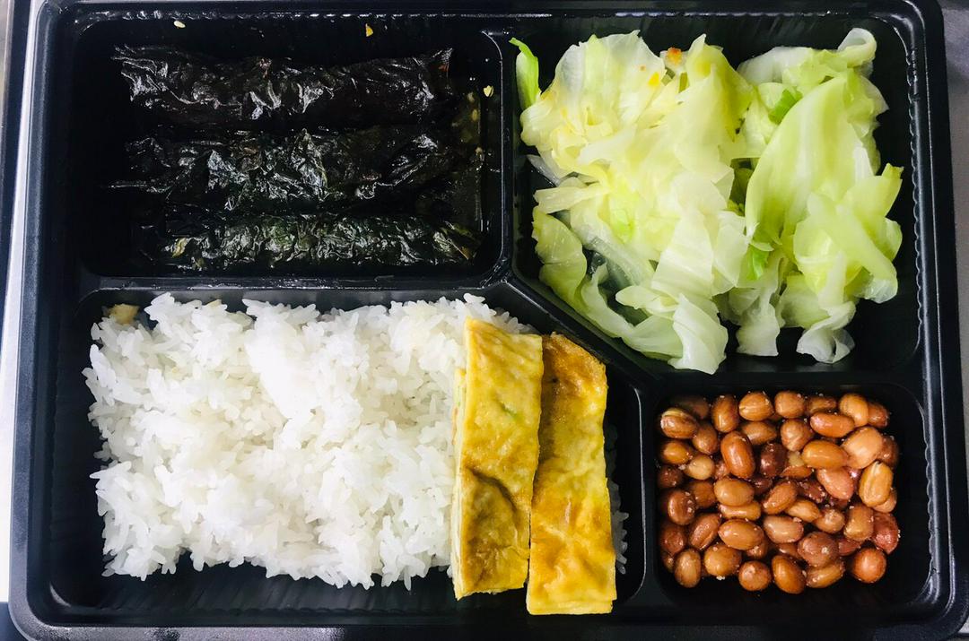 com-thit-cuon-la-lot-nho