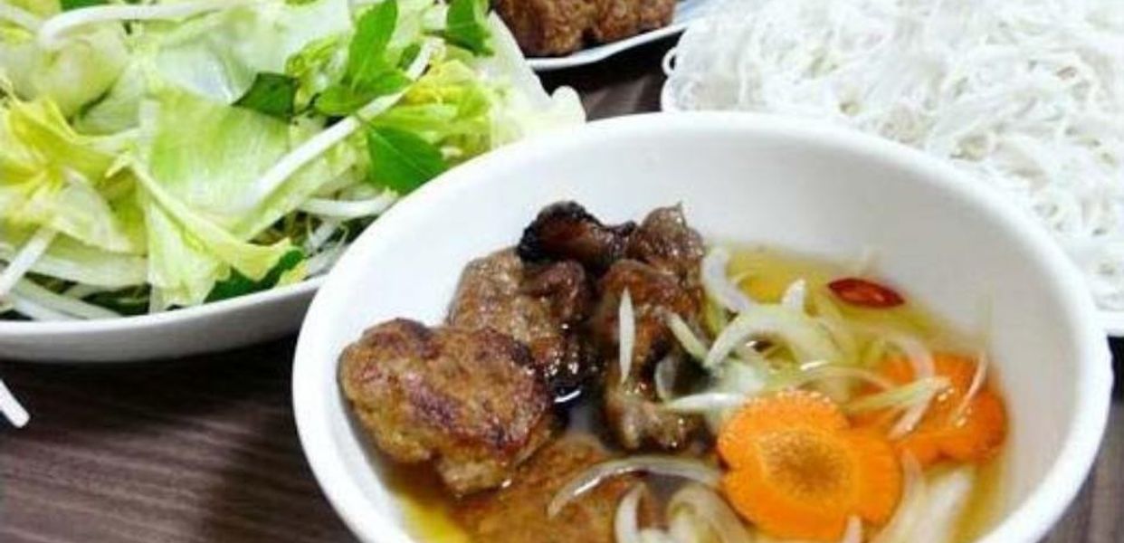 bun-cha-3-chi-em-pho-co-hang-ngang