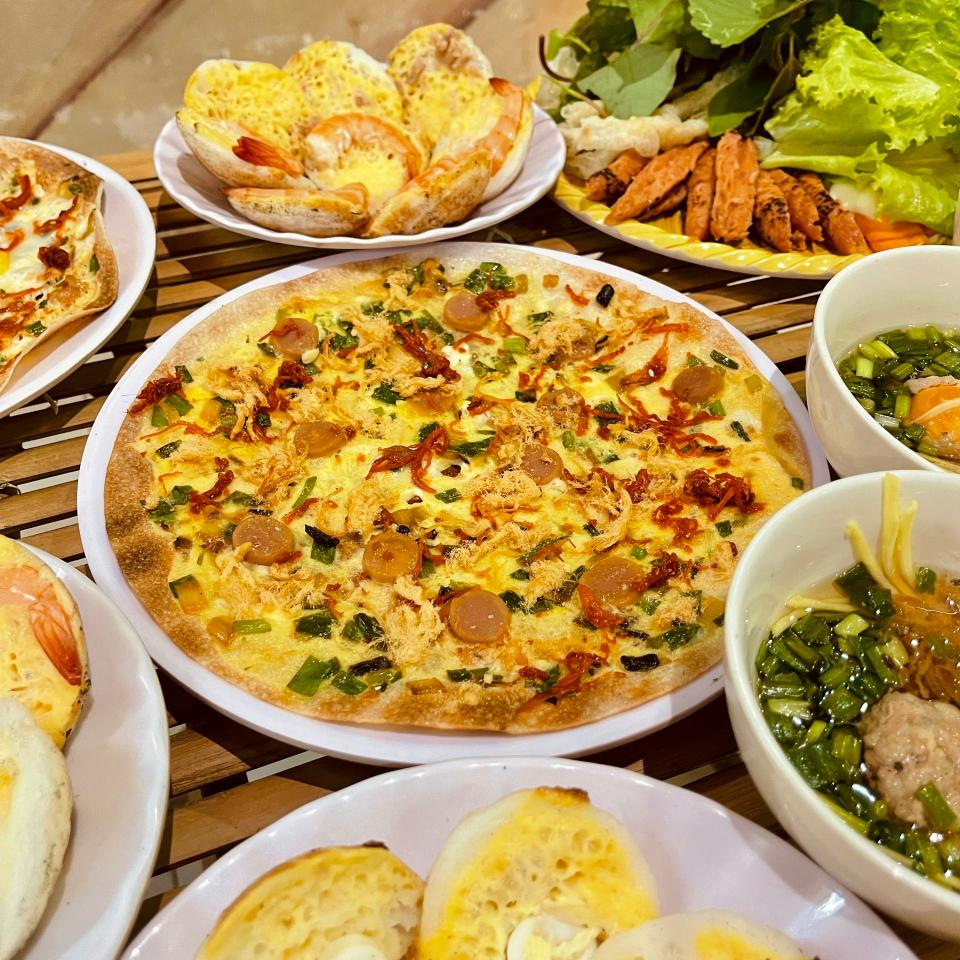 banh-trang-nuong-trung-ga-xuc-xich-cha-bong