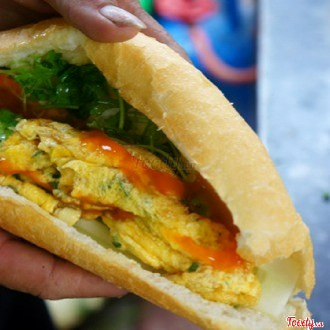 banh-mi-nem-trung
