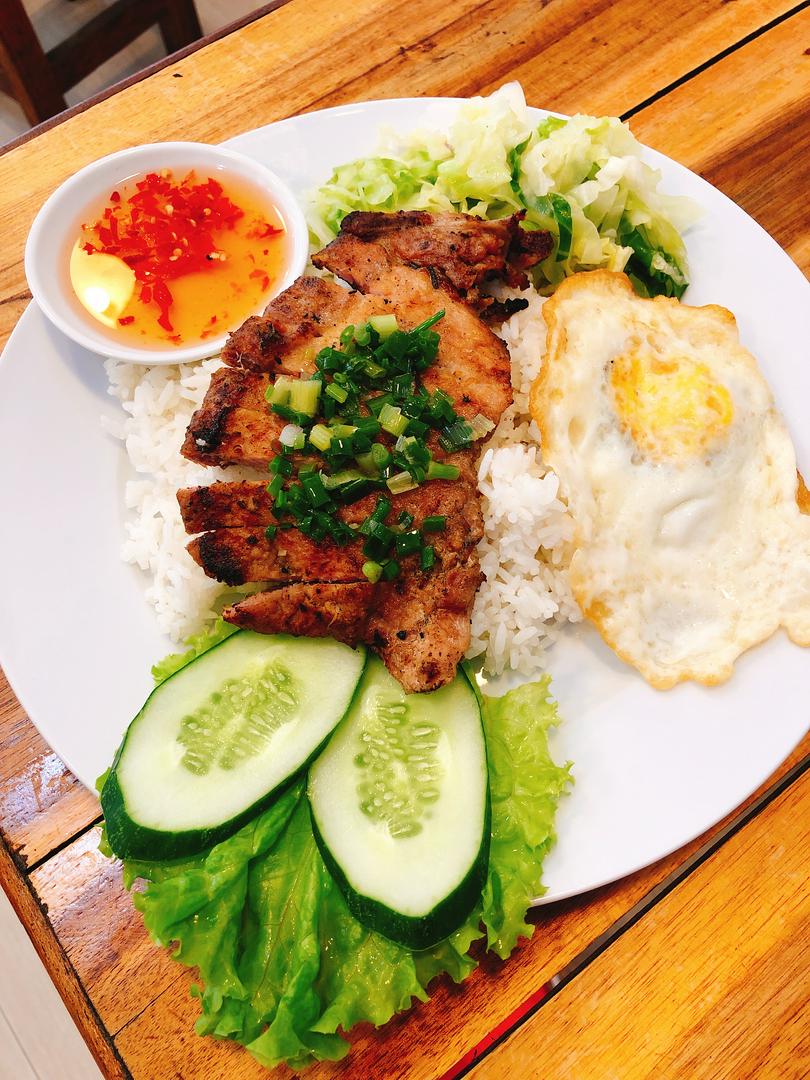 com-tam-suon-nuong-trung-op