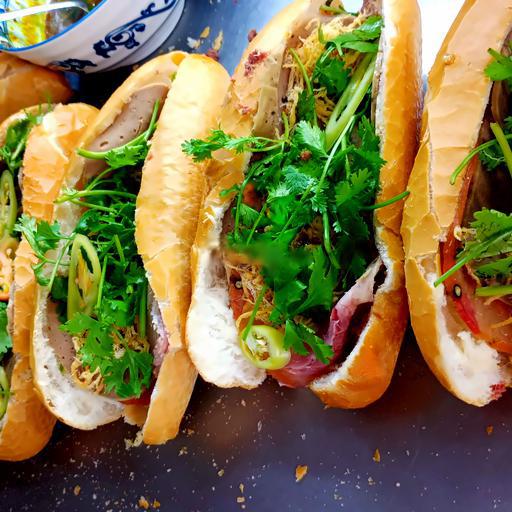 banh-mi-op-la-2-trung-cha-bong