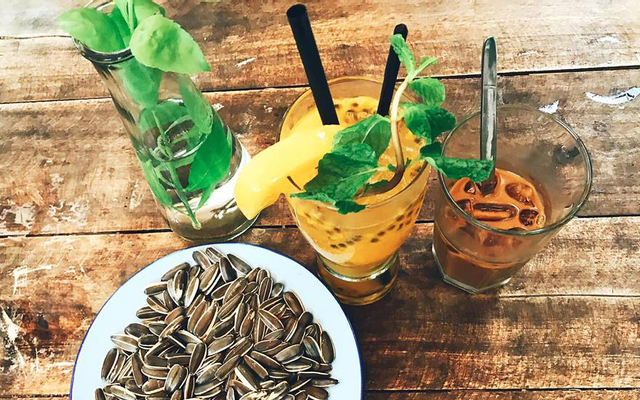 xom-ca-phe-com-van-phong-trung-hoa-nhan-chinh