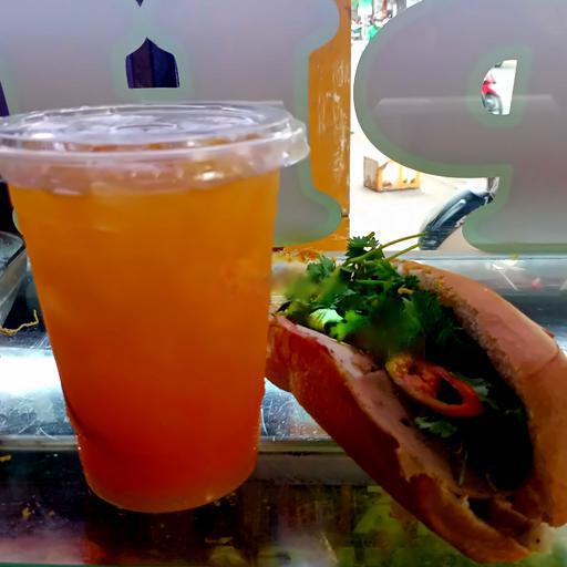 banh-mi-thit-1-nuoc-cam-lon