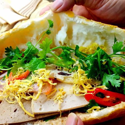 banh-mi-thap-cam-tra-tac