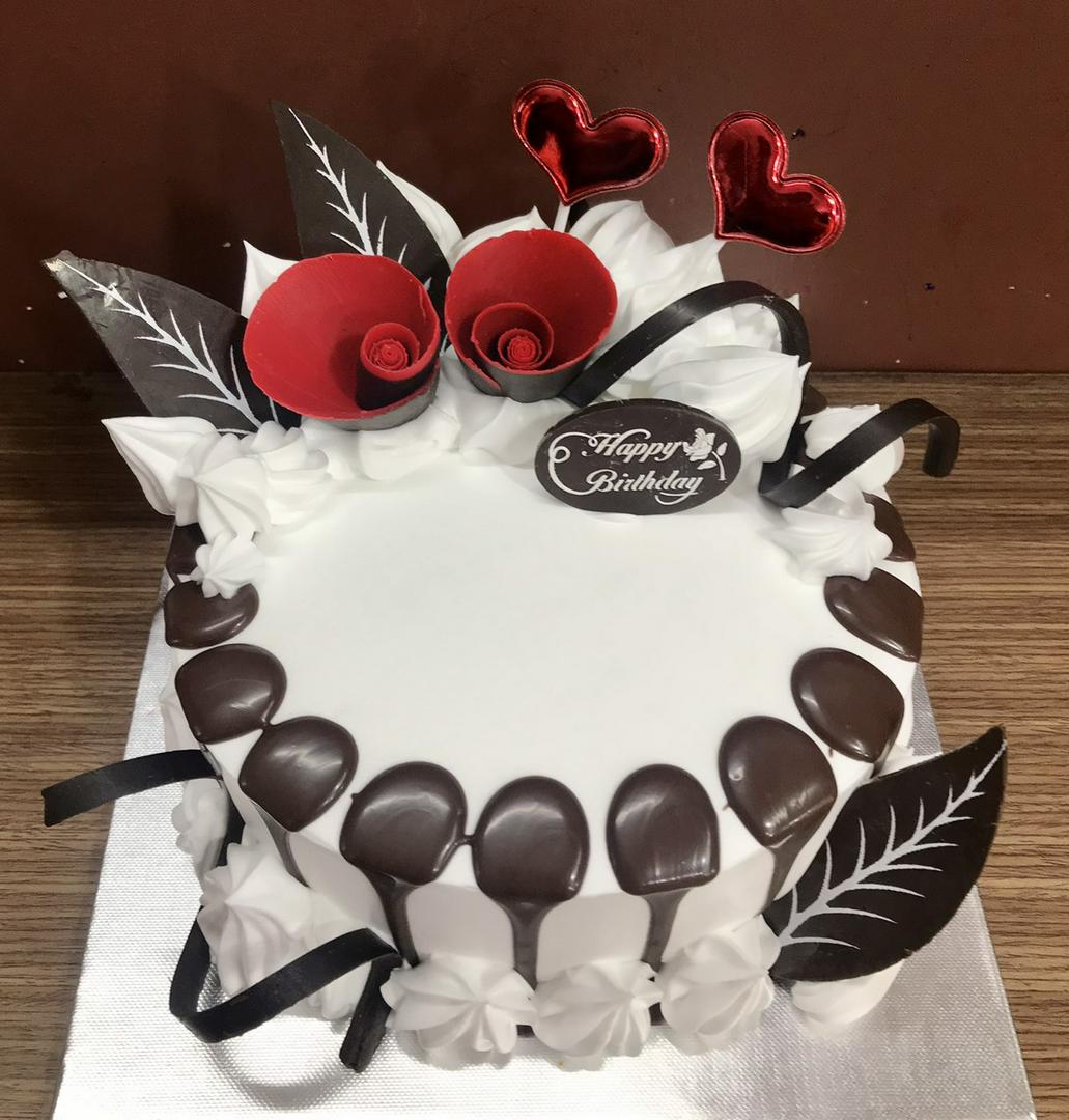 banh-kem-sua-tuoi-socola-hoa-o-17-cm