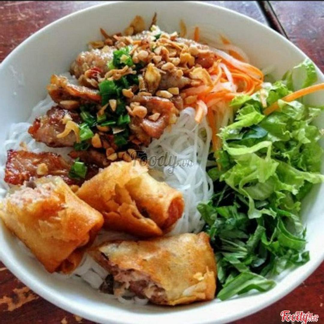 banh-hoi-thit-nuong-nem-nuong-cha-gio-nem-chua