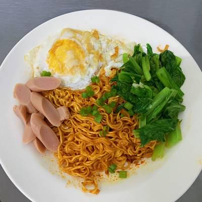 mi-xao-trung-xuc-xich