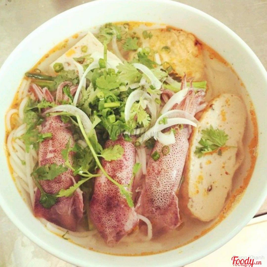 banh-canh-cha-ca-muc