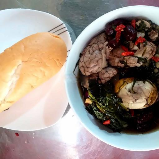 oc-trung-vit-lon-kem-banh-my