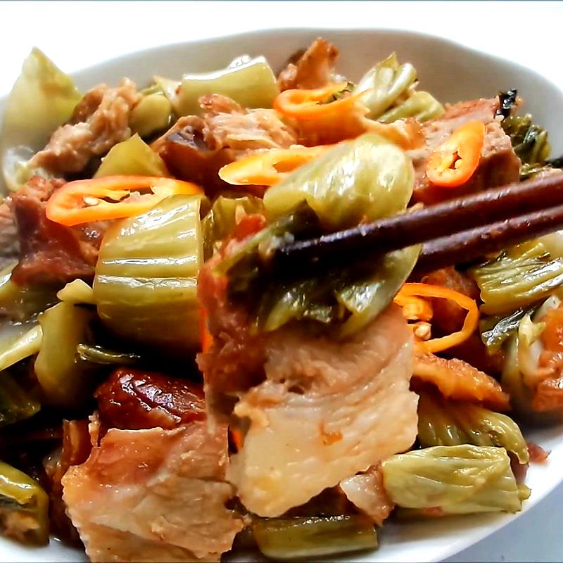 com-heo-quay-kho-cai-chua-canh