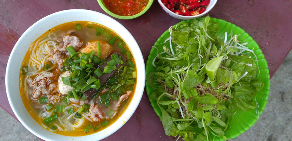 thu-huong-bun-bo-hue-le-thi-hong