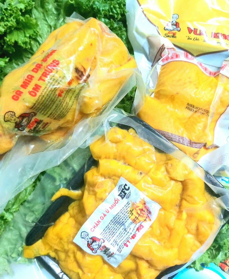 combo-1-khay-ga-u-muoi-nua-con-1-khay-chan-ga-rut-xuong-500g-kem-2-hu-nuoc-cham-ac-biet-rau