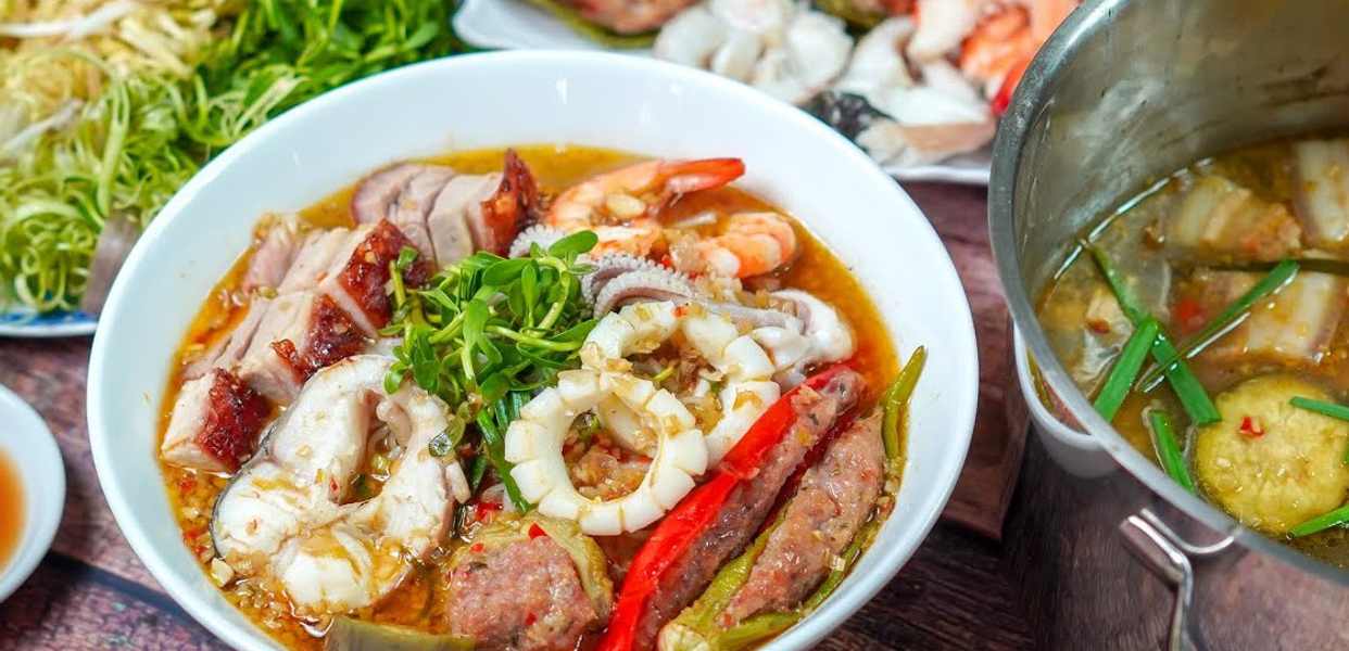 cam-huong-bun-mam-va-bun-thit-xao-cach-mang-thang-8