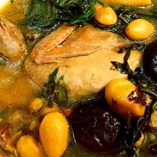 canh-ga-trung-vit-lon-tiet-ham-kem-banh-my-hoac-my-tom