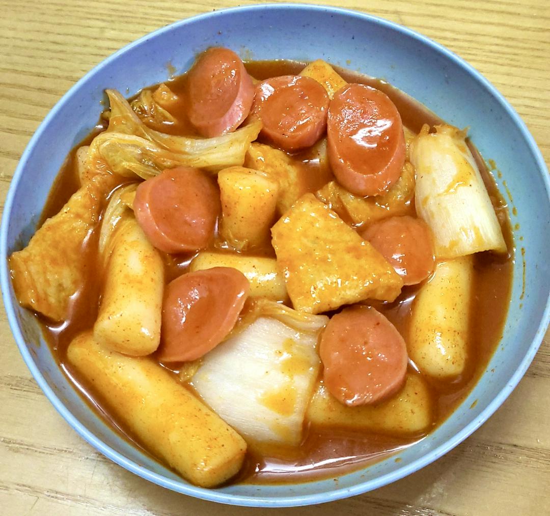 tokbokki-sot-cha-ca-xuc-xich