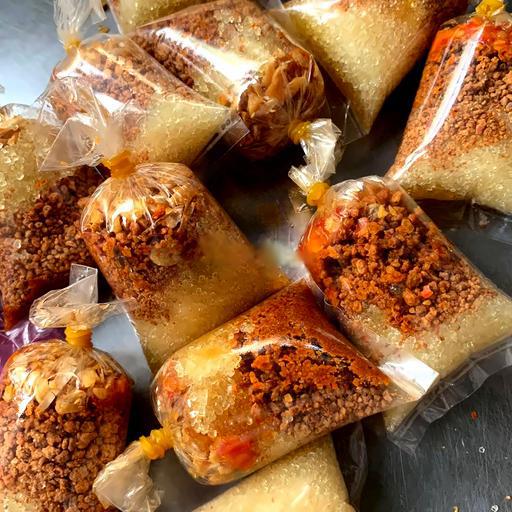 banh-trang-cham-sot-muoi-tac-sate-than-thanh