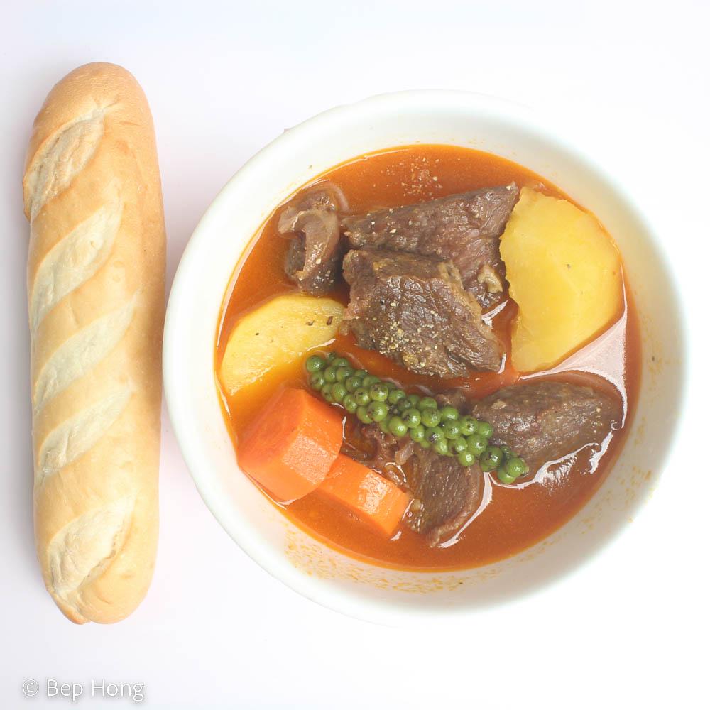 bo-ham-tieu-xanh-dung-kem-banh-mi