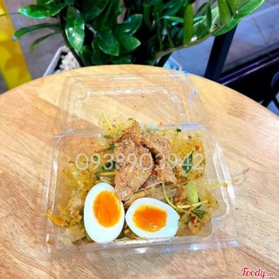 banh-trang-tron-da-heo-trung-ga-hong-ao