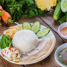 com-thit-luoc-ca-ran-sot-ca-chua-chuoi-xao