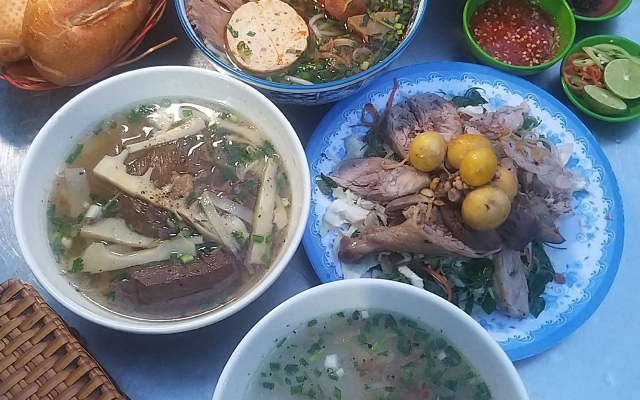 pho-ut-bun-bo-hue-006-lo-f