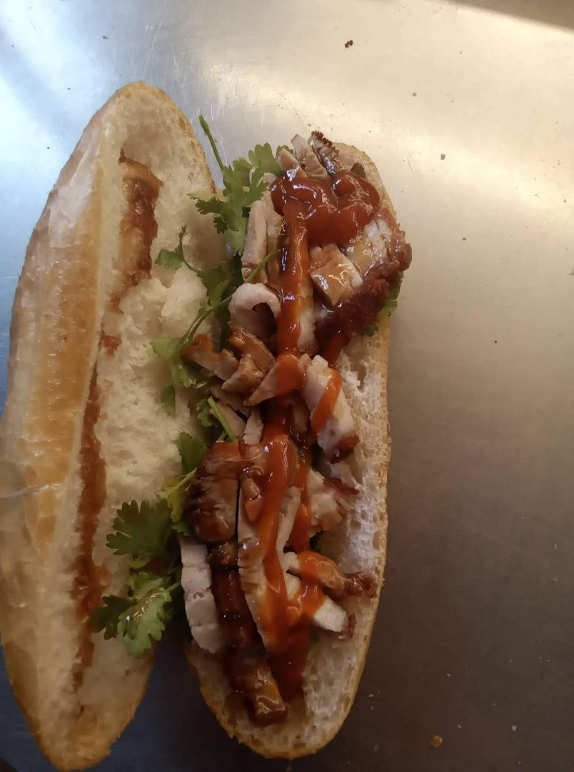 banh-mi-heo-quay
