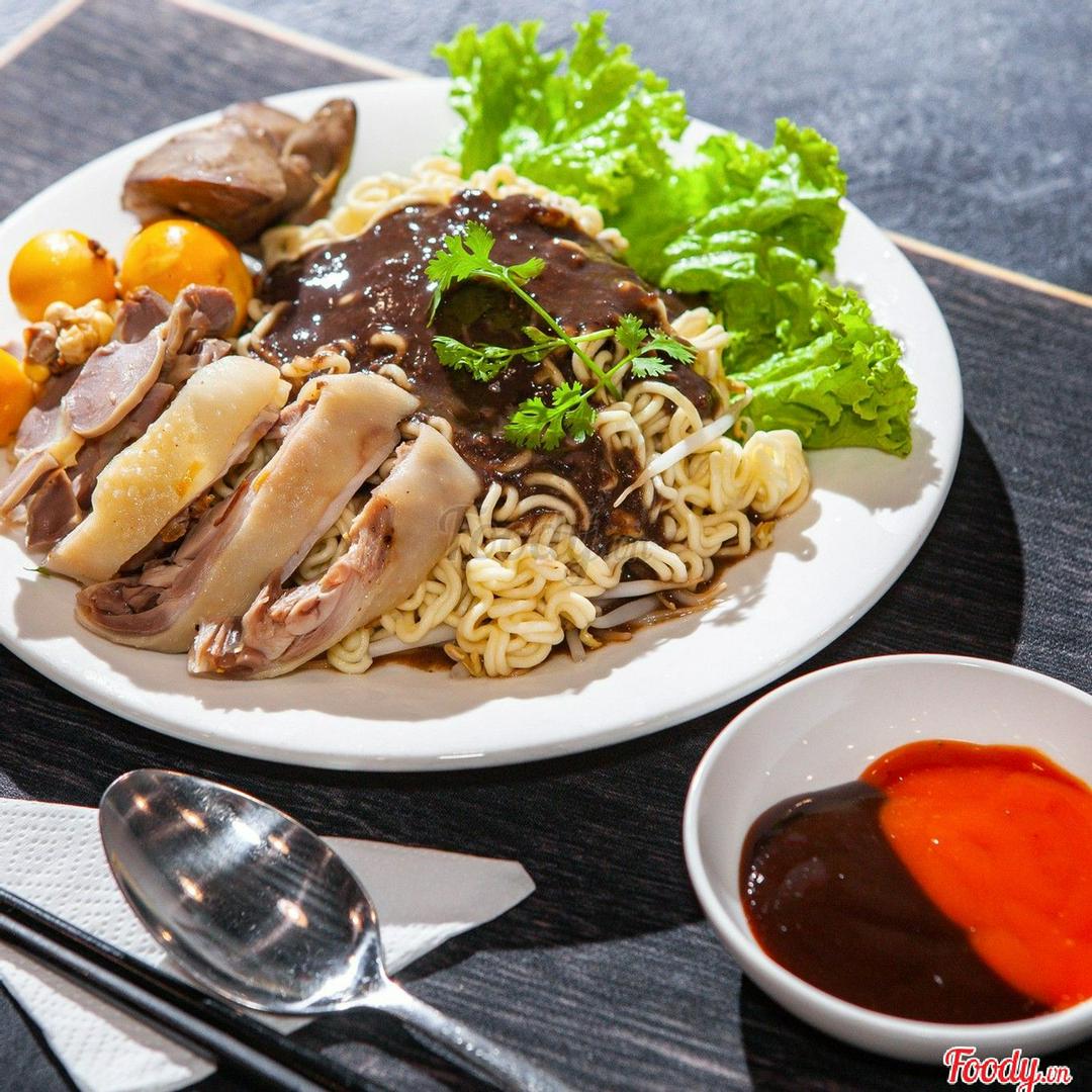 mi-sot-tuong-en-ga-xe