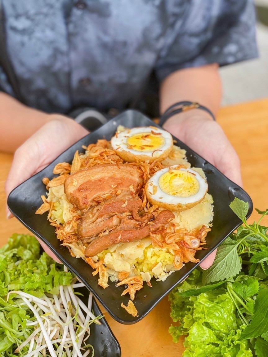 xoi-xeo-thit-kho-trung-ac-biet