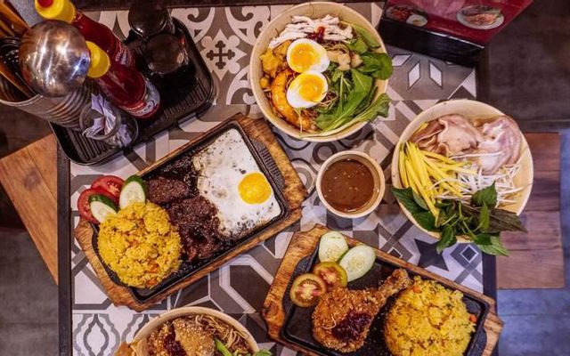 moc-vi-quan-mi-quang-com-dia-nong-phan-xich-long