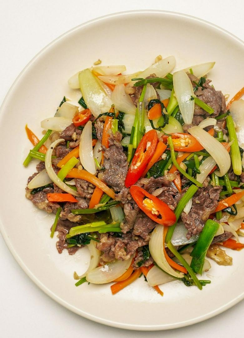 thit-bo-xao-hanh-tay-them