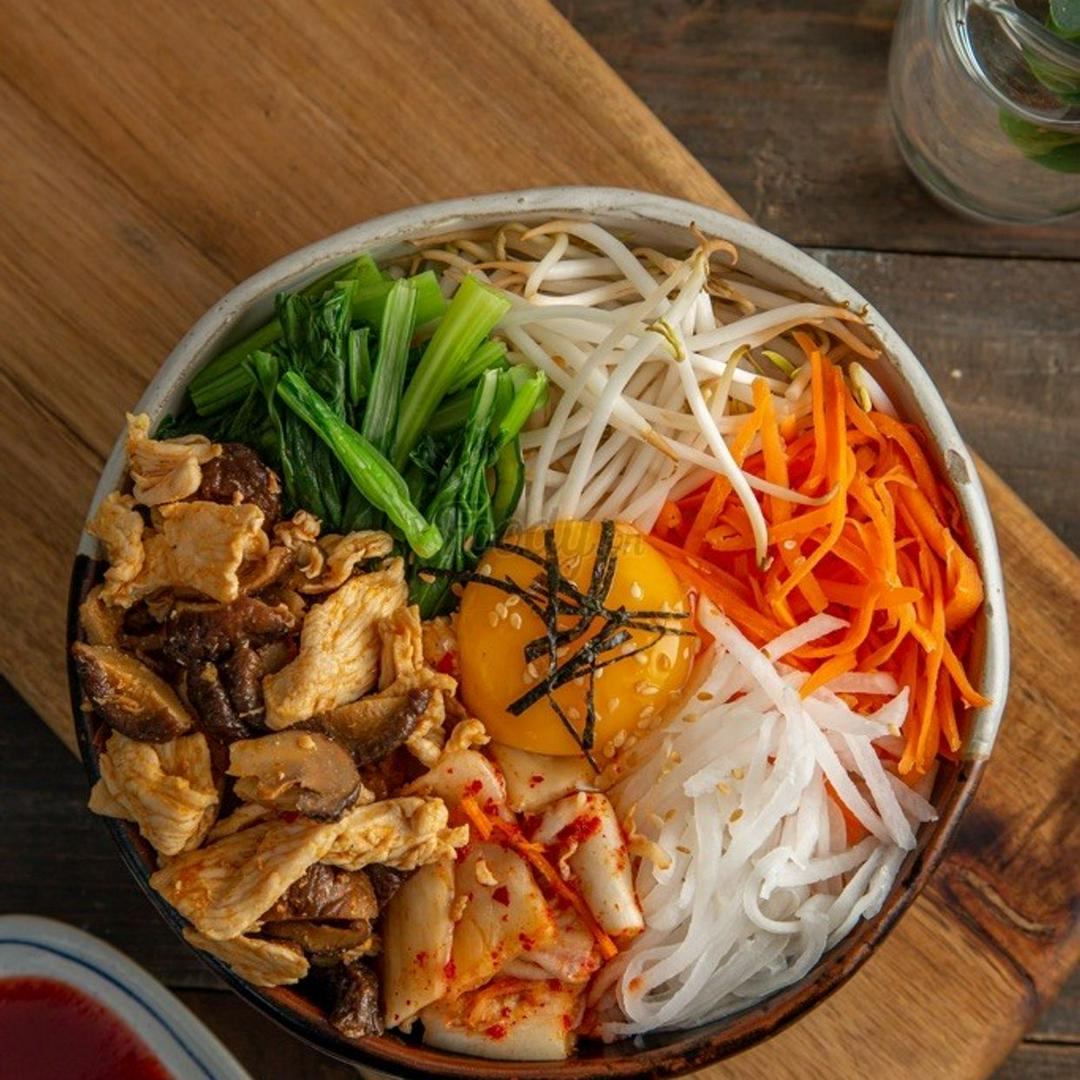 com-tron-ga-sot-nam-dak-beoseot-bibimbap