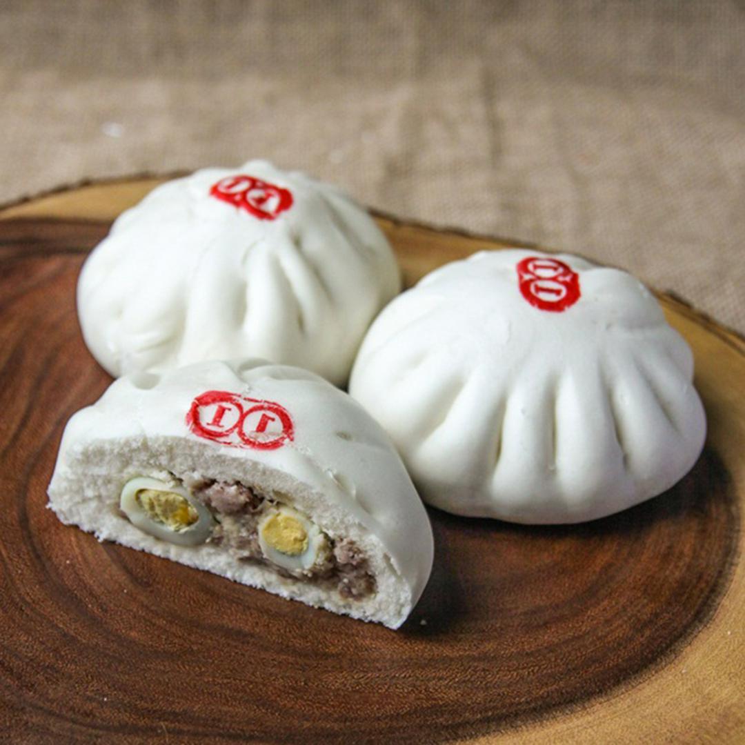 banh-bao-2-trung-cut-hap-nong