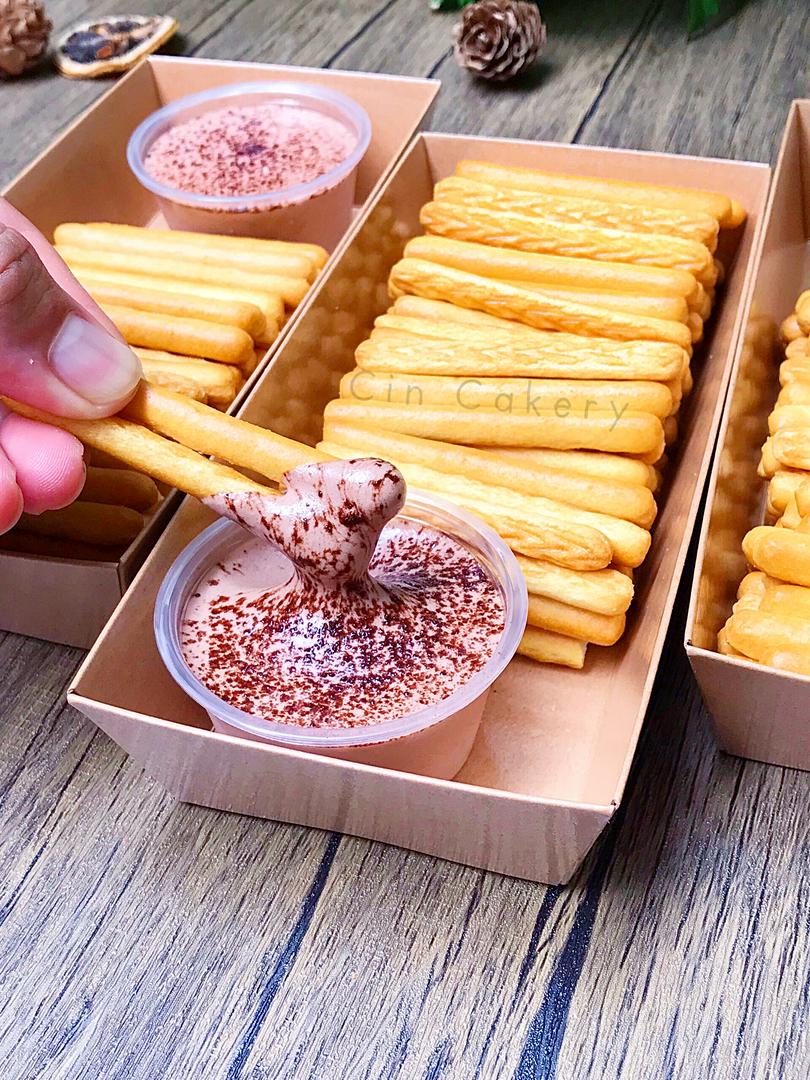 banh-que-cham-sot-socola