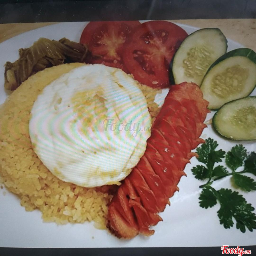 com-chien-1-xuc-xich-1-trung-op-la