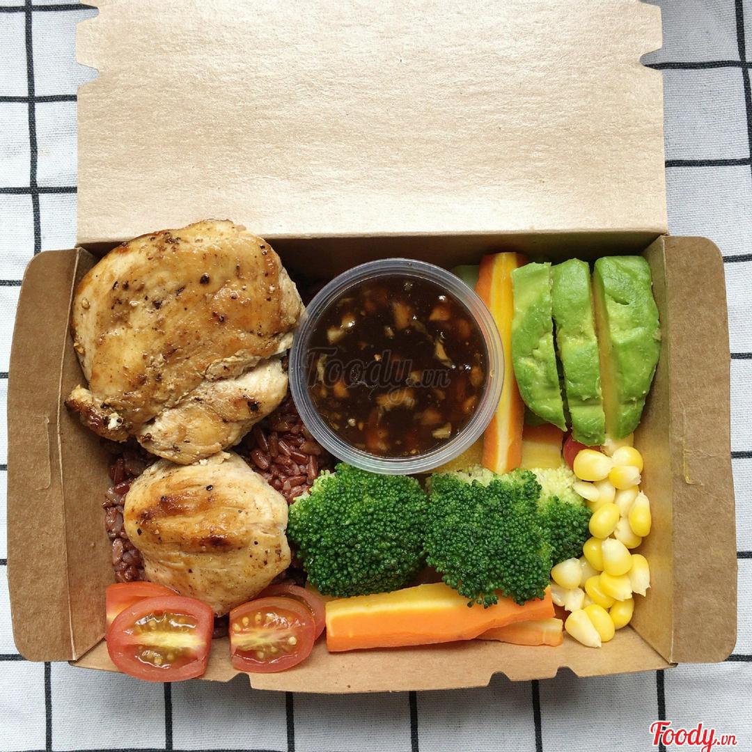 com-gao-lut-huyet-rong-ga-ap-chao-sot-tieu-en