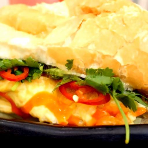 banh-mi-2-trung-an-no-ne