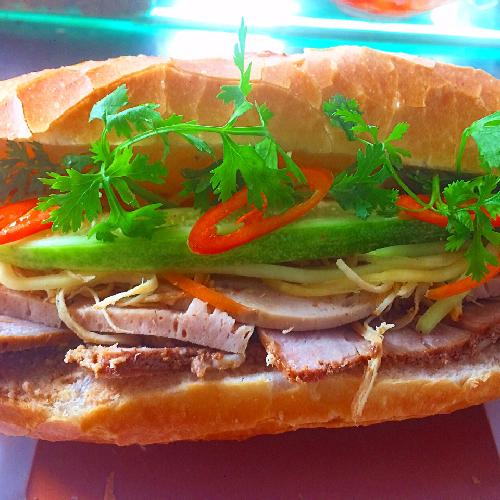 banh-mi-heo-quay-cha