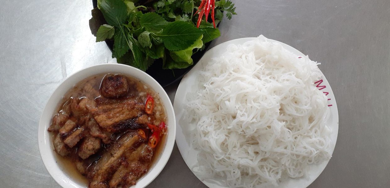 banh-cuon-bun-cha-va-ga-tan-en-lu-2