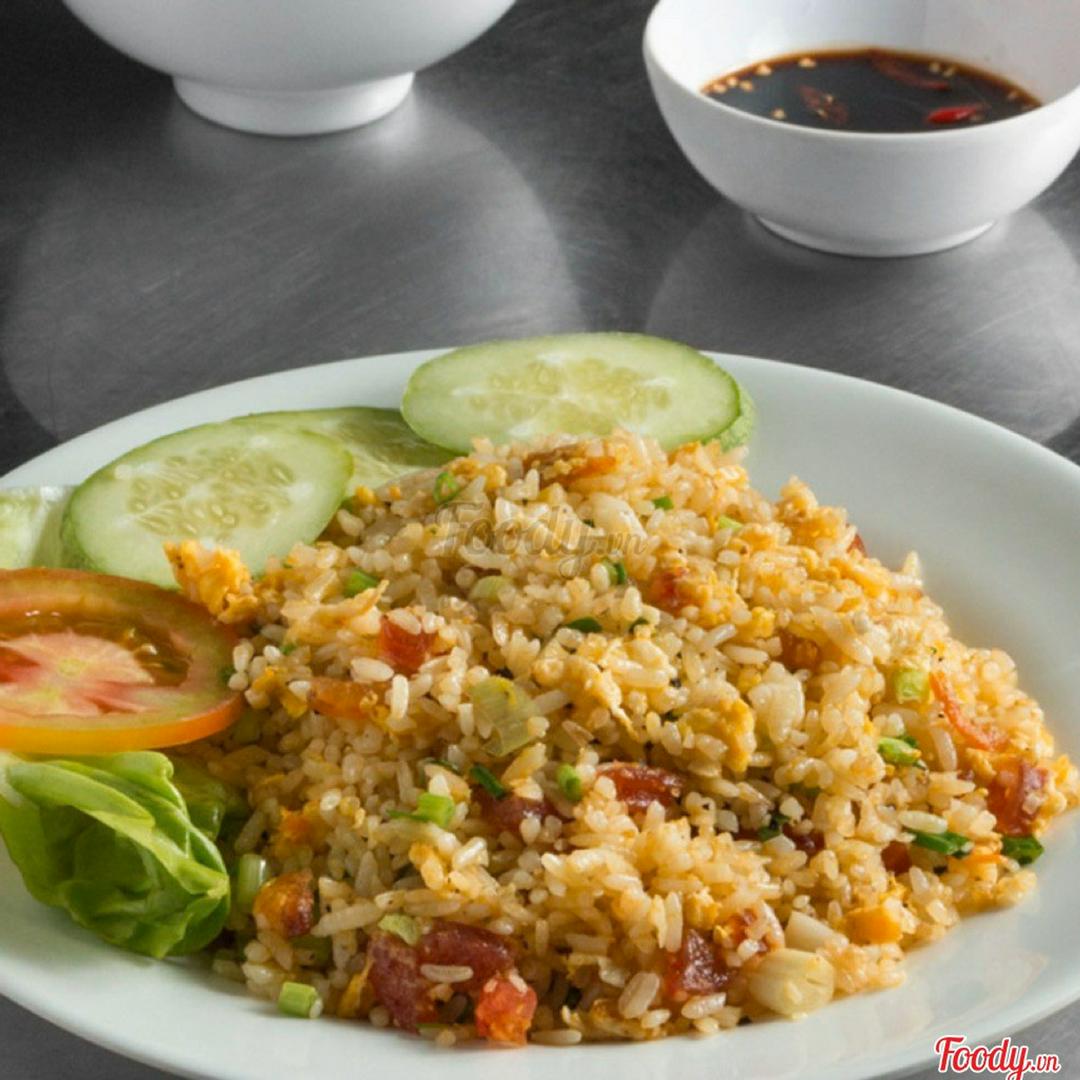 com-tron-rau-cu-trung-op-la-xuc-xich