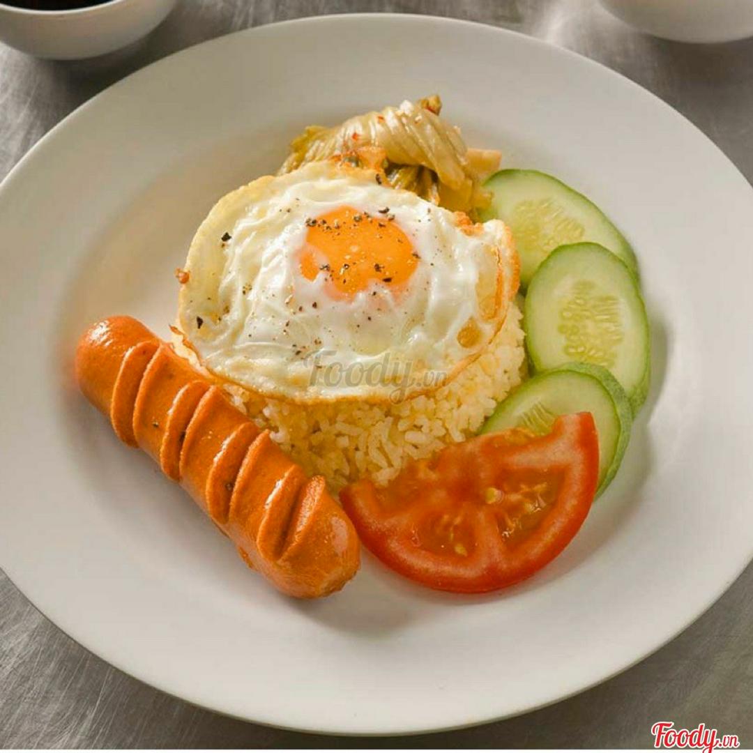 com-chien-xuc-xich-trung-op-la