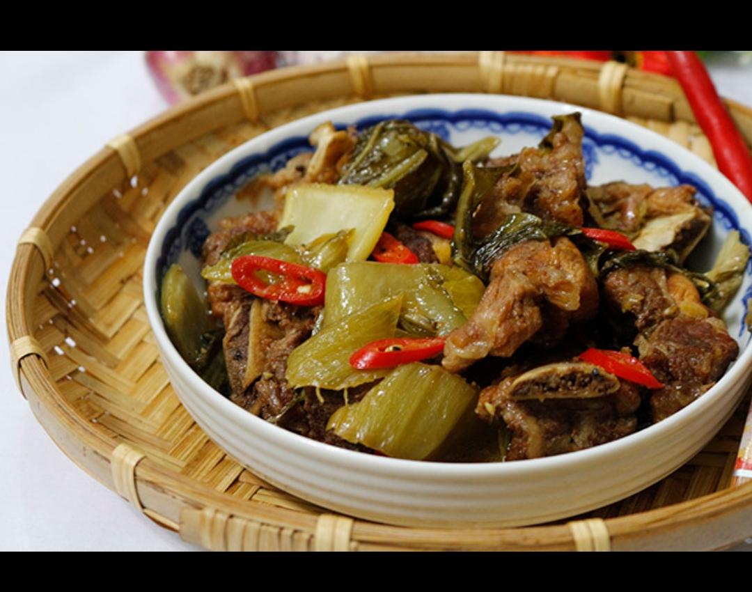 heo-quay-kho-cai-chua