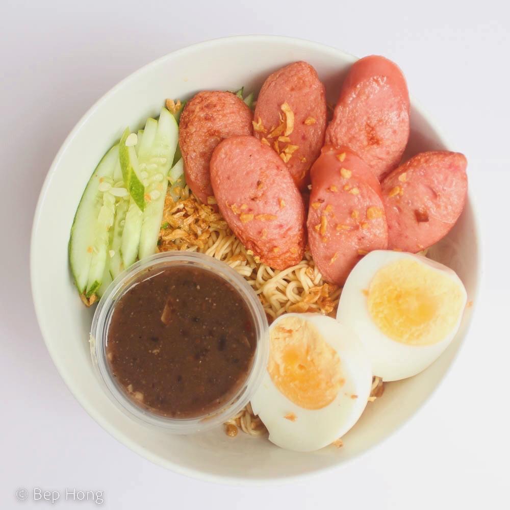 mi-tron-xuc-xich-sot-tuong-en