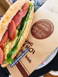 banh-mi-xuc-xich-trung