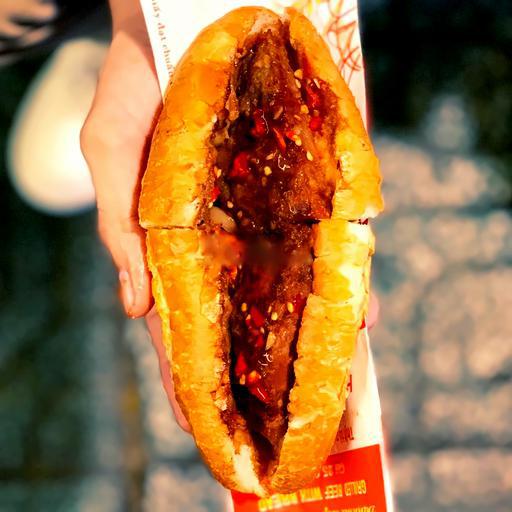 banh-mi-thit-bo-nuong-op-la