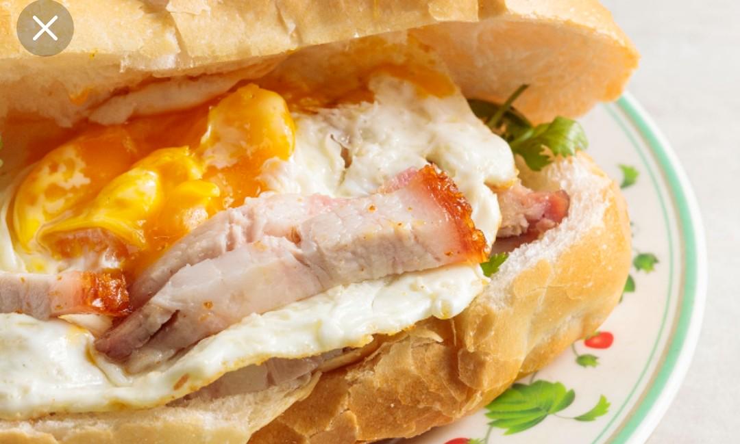 banh-mi-heo-quay-op-la