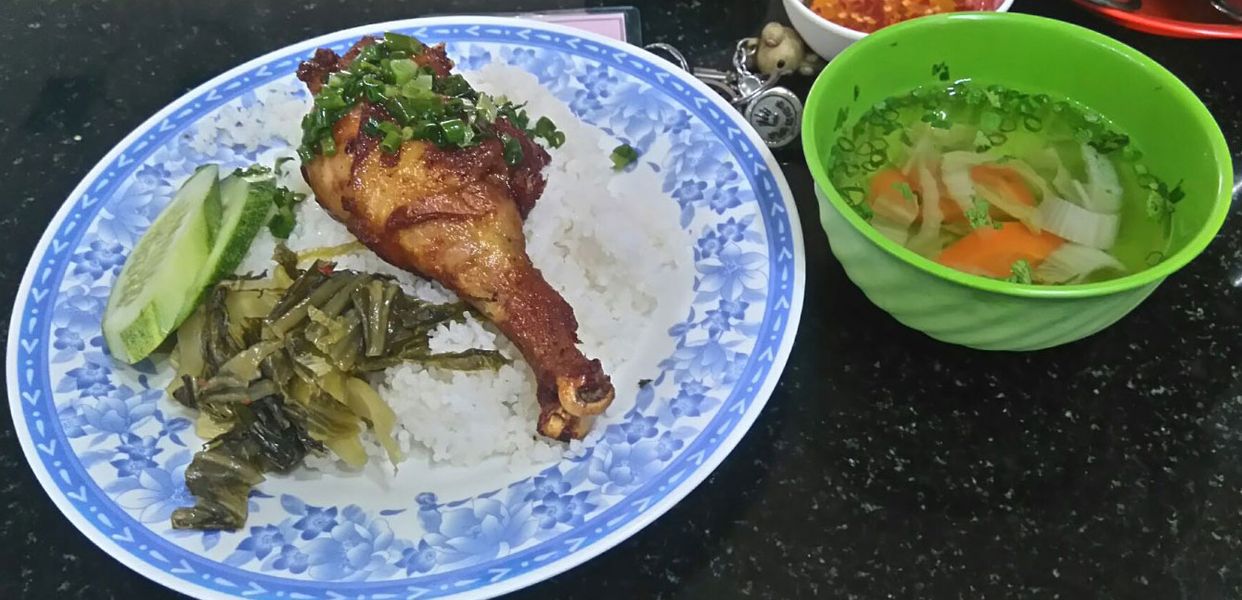 quan-an-com-sach-no-trang-long