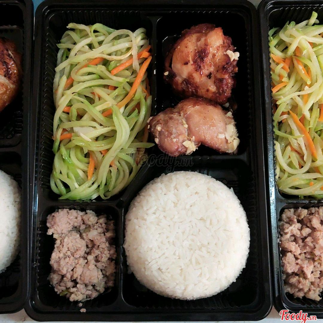 com-ga-chien-mam-toi-duong-chau-mon-an-phu-hoa-qua-trang-mieng