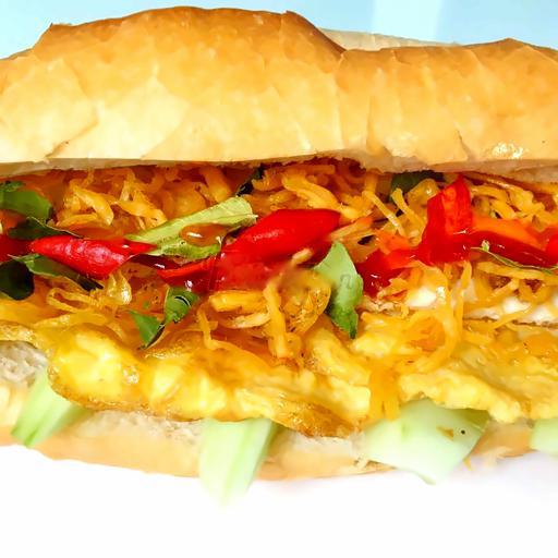 banh-mi-trung-kho-ga-cay