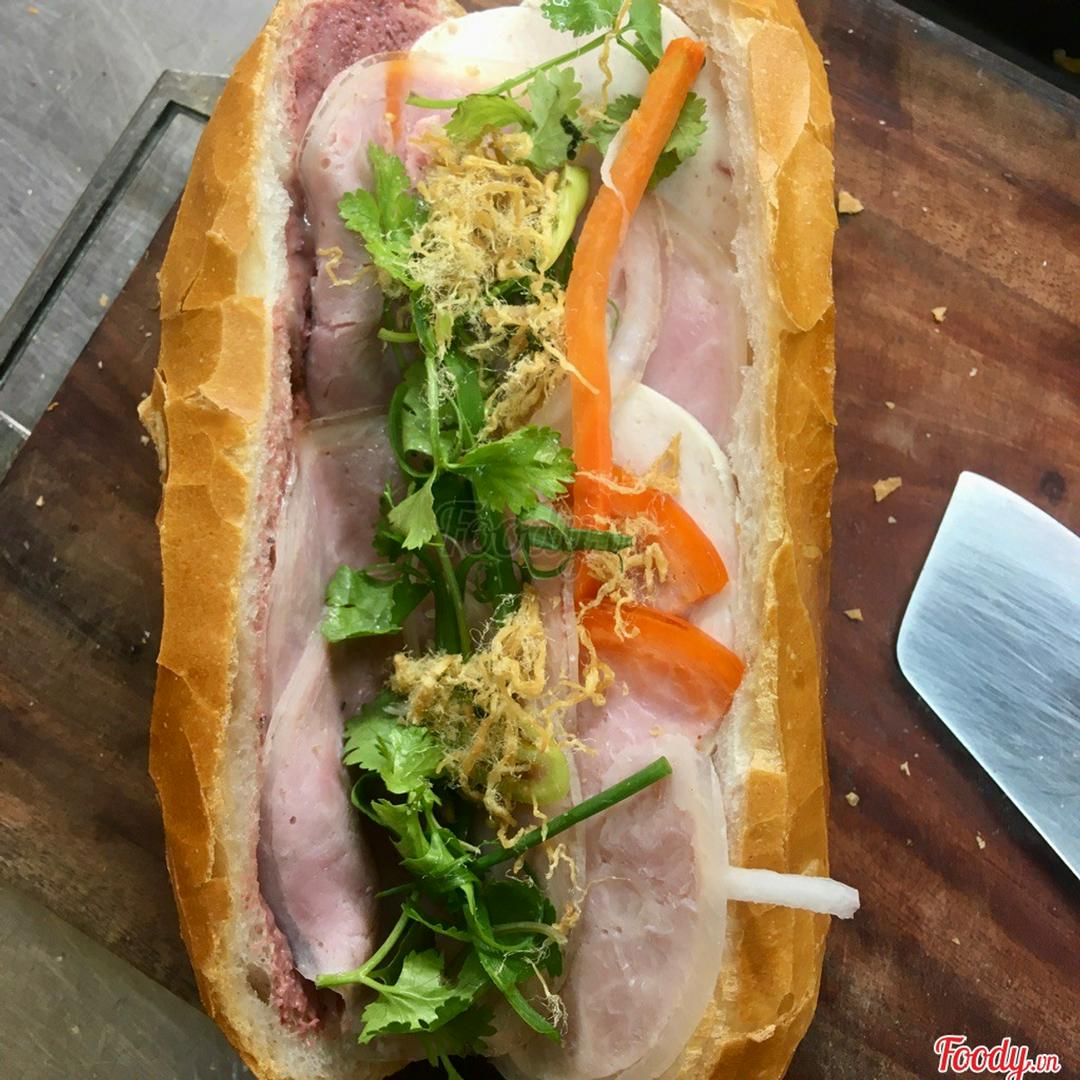 banh-mi-thap-cam