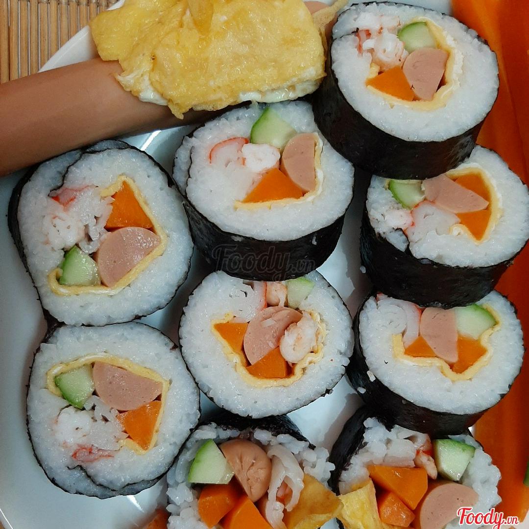 kimbap-thanh-cua-xuc-xich-1-ly-nuoc